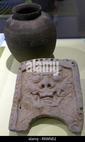 Roof tile, à partir de la période Silla unifié, Coréen, 700-800 AD Grès. Tuiles de grès ont été utilisés dans les bâtiments royaux, maisons d'élite, et sur les temples bouddhistes. Banque D'Images