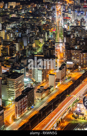 Vue aérienne d'allumage des feux de la rue dans la ville de Yokohama au Japon. Yokohama est la deuxième ville du Japon par la population. Banque D'Images