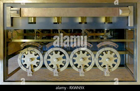 Calculatrice de Pascal (également connu sous le nom de la machine arithmétique ou Pascaline), une calculatrice mécanique inventée par Blaise Pascal au début du 17e siècle. Pascal a été conduit à développer une calculatrice par la laborieuse des calculs arithmétiques requises par l'oeuvre de son père en tant que contrôleur des impôts à Rouen. Il a conçu la machine pour ajouter et soustraire deux nombres directement et d'effectuer la multiplication et la division par addition ou soustraction répétée. Banque D'Images