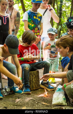 Apprendre à allumer un feu à un autre atelier à entraînement aventurier dans la nature festival, Kent, UK Banque D'Images
