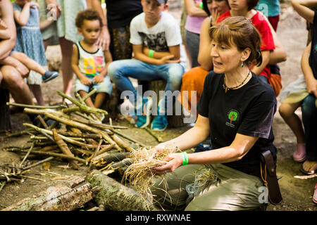 Apprendre à allumer un feu à un autre atelier à entraînement aventurier dans la nature festival, Kent, UK Banque D'Images