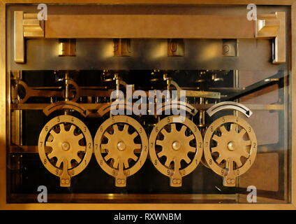 Calculatrice de Pascal (également connu sous le nom de la machine arithmétique ou Pascaline), une calculatrice mécanique inventée par Blaise Pascal au début du 17e siècle. Pascal a été conduit à développer une calculatrice par la laborieuse des calculs arithmétiques requises par l'oeuvre de son père en tant que contrôleur des impôts à Rouen. Il a conçu la machine pour ajouter et soustraire deux nombres directement et d'effectuer la multiplication et la division par addition ou soustraction répétée. Banque D'Images