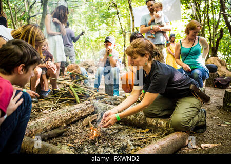 Apprendre à allumer un feu à un autre atelier à entraînement aventurier dans la nature festival, Kent, UK Banque D'Images