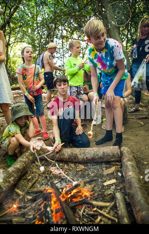 Faire griller des guimauves sur un feu de bois dans un atelier à entraînement aventurier dans la nature festival, Kent, UK Banque D'Images