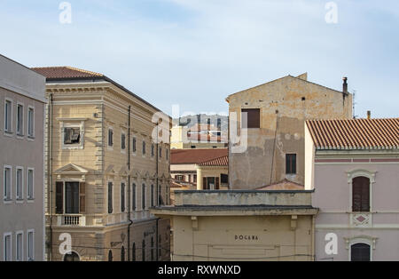 ISOLA MADDALENA, Sardaigne, Italie - 7 mars 2019 : divers styles d'architecture dans la zone portuaire dans des ruelles, un jour ensoleillé, le 7 mars 2019 dans la région de MADD Banque D'Images