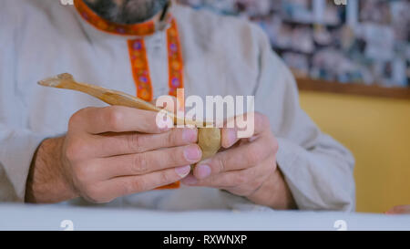 Potter faisant figure d'argile pour jeu de société Banque D'Images