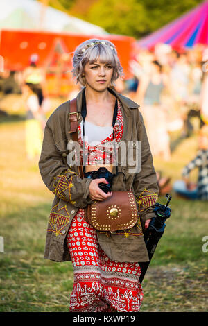 Jolie fille à l'état sauvage festival, Kent, UK Banque D'Images