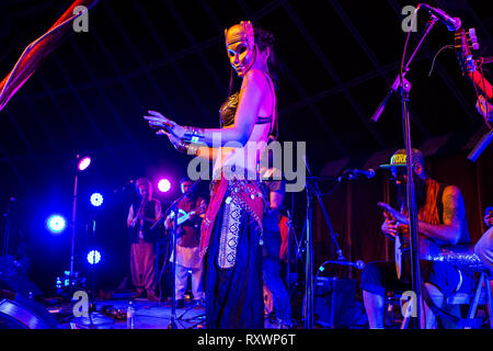 Le turban en direct sur scène à l'état sauvage festival, Kent, UK Banque D'Images