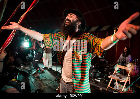 Le turban en direct sur scène à l'état sauvage festival, Kent, UK Banque D'Images