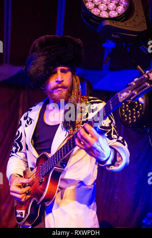 Le turban en direct sur scène à l'état sauvage festival, Kent, UK Banque D'Images