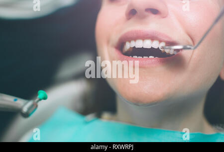 Portrait d'un dentiste qui traite les dents de jeune femme patient. Banque D'Images