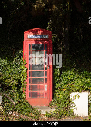 Une vieille boîte de téléphone rouge de l'exploitation des sables bitumineux dans le sud du Devon. Banque D'Images