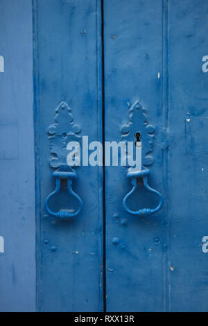 Heurtoirs de porte sur la porte bleue à Lisbonne, Portugal. Banque D'Images