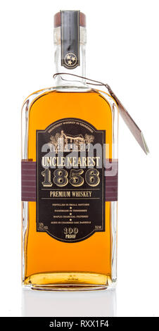 Winneconne, WI - 7 mars 2019 : une bouteille de whiskey 1856 Plus proche de l'Oncle sur un fond isolé Banque D'Images