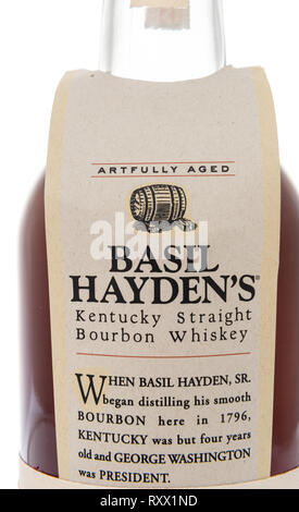 Winneconne, WI - 8 mars 2019 : une bouteille de whisky sur un basilic Haydens fond isolé Banque D'Images