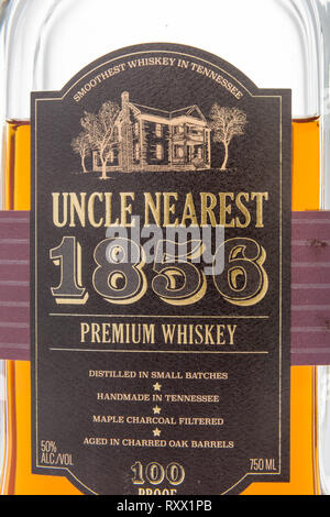 Winneconne, WI - 8 mars 2019 : une bouteille de whiskey 1856 Plus proche de l'Oncle sur un fond isolé Banque D'Images