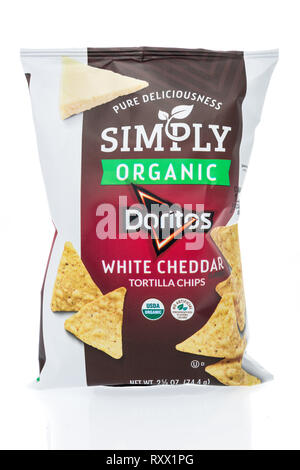 Winneconne, WI - 8 mars 2019 : un paquet de Doritos blanc biologique simplement sur une tortilla chips cheddar fond isolé Banque D'Images