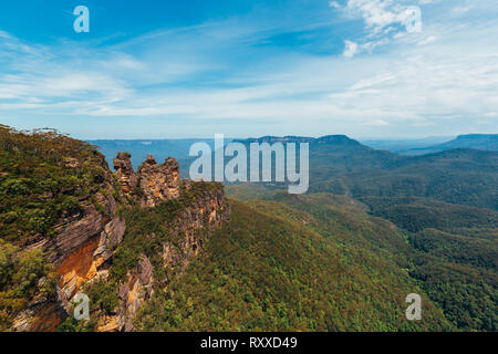 Les trois soeurs de Echo Point dans le Parc National de Blue Mountains au coucher du soleil. Banque D'Images