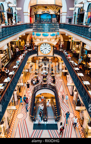 Le QVB (Queen Victoria Building) est un célèbre bâtiment historique dans le CBD de Sydney qui est à la maison à une variété de boutiques et de cafés. Banque D'Images