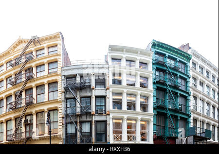 Bloc de vieux bâtiments historiques colorés le long de Greene Street dans le quartier de SoHo à Manhattan, New York City isolé sur blanc vide sky backgrou Banque D'Images