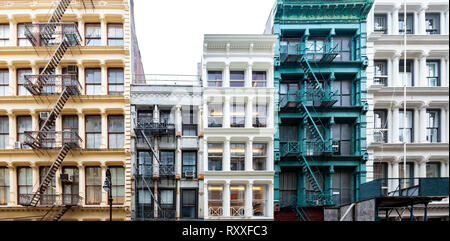 Vue extérieure d'un bloc de vieux bâtiments historiques colorés le long de Greene Street dans le quartier de SoHo à Manhattan, New York City avec le modèle de w Banque D'Images