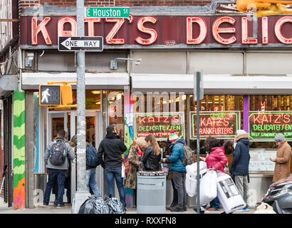 NEW YORK CITY - circa 2018 : une foule de personnes attendent en ligne à l'extérieur de la célèbre Katzâ€™s Deli dans le Lower East Side de Manhattan sur Houston Street. Banque D'Images