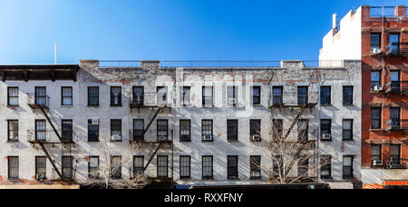 Vue extérieure de la façade d'un vieux immeubles de brique avec windows et le feu s'échappe dans la ville de New York NYC Banque D'Images