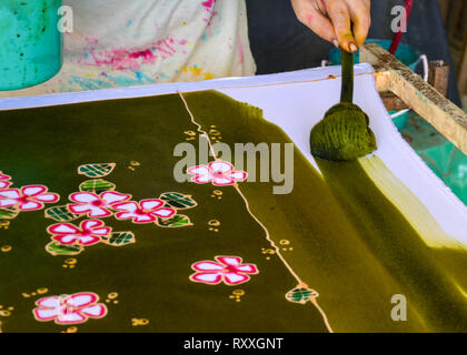 Peinture Aquarelle sur le tissu pour faire le batik, faire de la peinture, Batik batik traditionnel Banque D'Images