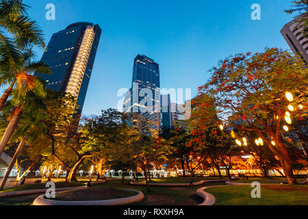 Ayala Triangle Park au milieu de la ville de Makati, Philippines Banque D'Images