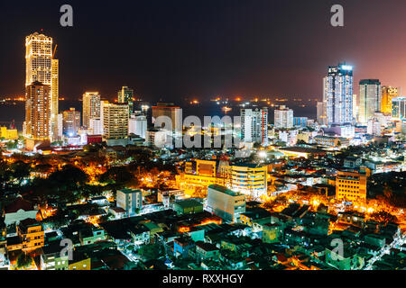 Night skyline de la ville de Manille, Philippines Banque D'Images