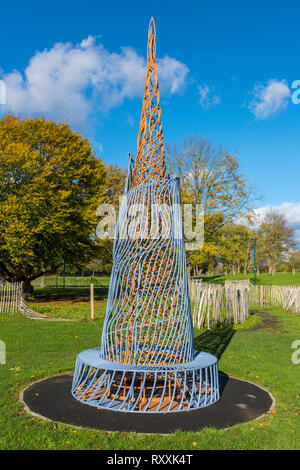 Monument à la troisième millénaire, une sculpture d'Adrian Moakes, Peel Park, Salford, Manchester, Angleterre, RU Banque D'Images