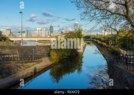Le centre-ville de la ville de Bridgewater Canal à Pomona, Manchester, Angleterre, Royaume-Uni. Le plus grand bâtiment est l'un des tours carrées de Deansgate. Banque D'Images