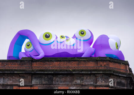 L'un des monstres gonflables installés pour l'Halloween dans l'événement de la ville, la station de Mayfield, Manchester, Angleterre, RU Banque D'Images