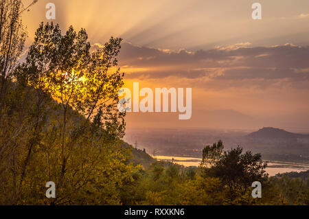 Coucher de soleil sur le lac Dal au Cachemire comme vu de Sunset Point près de Nishat Banque D'Images