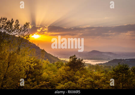 Coucher de soleil sur le lac Dal au Cachemire comme vu de Sunset Point dans Zabarwan Hills Banque D'Images