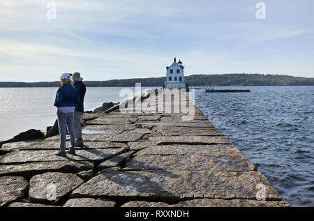 Brise-lames qui s'étend dans la Penobscot Bay et à la fin de qui est le phare, Rockland Rockland, Maine, USA Banque D'Images