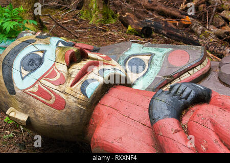 Détails de deux totems couchés côte à côte sur le terrain au parc historique d'état de Totem Bight, Ketchikan, Alaska, USA Banque D'Images