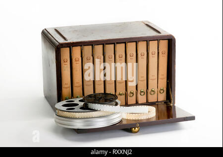 Vieux film 16mm boîte de rangement en bois et les moulinets à partir des années 1940. Banque D'Images