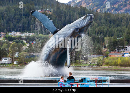 Statue grandeur nature d'une baleine à bosse en violant le maire Bill Overstreet Park. La sculpture est par artiste Skip to Wallen et est défini dans une fontaine à côté du front de Juneau, Alaska, USA Banque D'Images