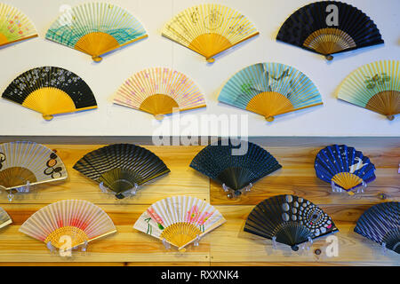 KYOTO, JAPON -23 oct 2019- papier traditionnel fans dans un magasin d'artisanat à Kyoto, au Japon. Banque D'Images