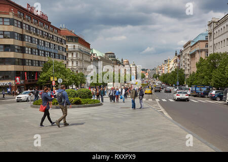 PRAGUE, RÉPUBLIQUE TCHÈQUE - 20 MAI 2016 : Les gens qui marchent autour sur Vaclavske Namesti par un beau jour de printemps à Prague Banque D'Images