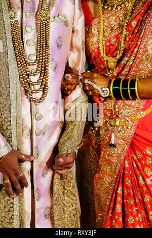 Mariée et le marié en costumes traditionnels indiens. Banque D'Images