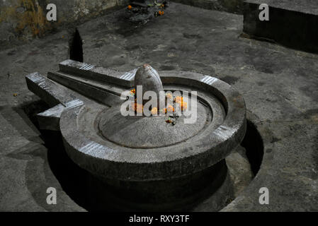 Shiva statue en forme de Pindi et Linga au temple de Shiva en face du Temple, Palashi Vitthal, Parner, Ahmednagar. Banque D'Images