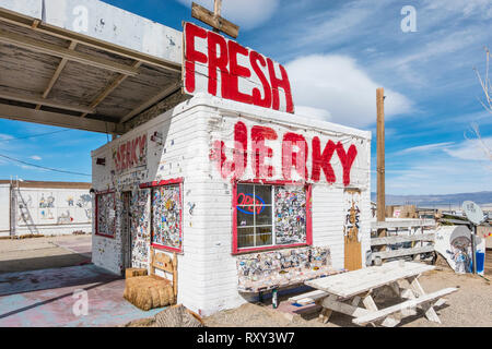 Un petit bâtiment en briques blanches âgées le long de California Highway 395 dans l'Est de Sierras annonce le jerky il vend en grandes lettres rouges peints sur th Banque D'Images