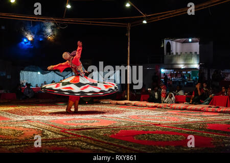 24 déc., 2013 - le derviche tourneur de troupe Al Tanoura Folklore à Dubaï, Émirats arabes unis. Banque D'Images