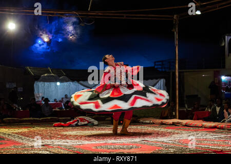 24 déc., 2013 - le derviche tourneur de troupe Al Tanoura Folklore à Dubaï, Émirats arabes unis. Banque D'Images