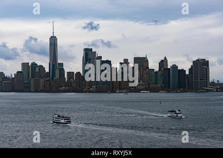 Novembre 2018 - Skyline de Manhattan, New York City, vue de Liberty Island, ferry sur l'océan Banque D'Images