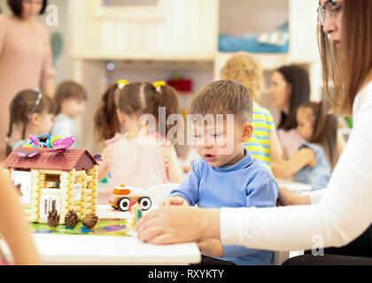 Jardin d'enfant garçon jouet jeu de jeux dans l'éducation préscolaire, au concept. Banque D'Images