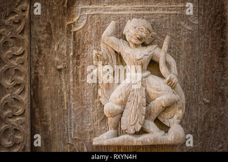 De l'archéologie, des chiffres de l'art sculpté sur de vieux bois sculptés sur le mur au temple Nan Daw Kyaung Shwe (Monastère) Golden Palace à Mandalay, M Banque D'Images