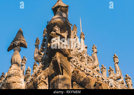 De l'archéologie, des chiffres de l'art sculpté sur de vieux bois sculptés sur le mur au temple Nan Daw Kyaung Shwe (Monastère) Golden Palace à Mandalay, M Banque D'Images